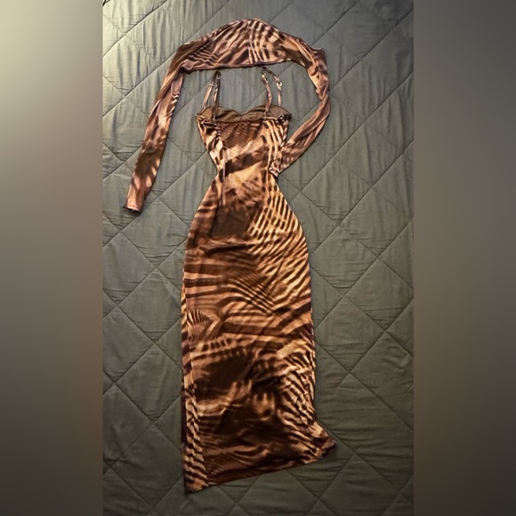 Elegant Brown Patterned High Slit Dress With Shawl - Picture 6 of 10